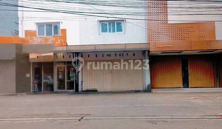 Disewakan Ruko 3lantai. Lokasi Stategis Hadap Jalan Raya.