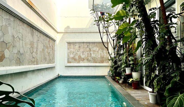 Rumah dalam town house bangunan sangat terawat private pool. 1