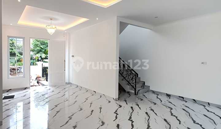 New modern classic house, located inside a residential complex with 24-hour security. 2