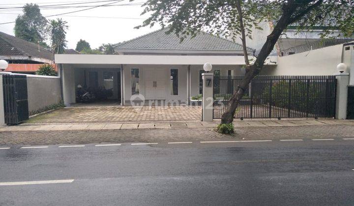 For Rent Rumah di Menteng jakpus.  Cocok Untuk kantor, resto, klinik, cafe dsb.  Area zonasi k3.( Komersial).   1