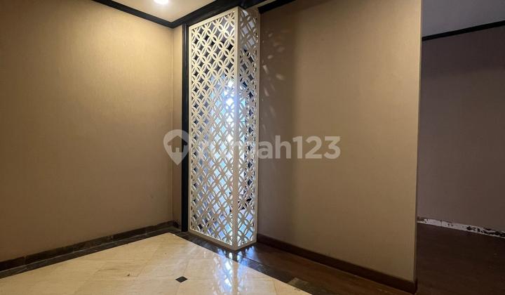 Ready-to-occupy house in Cinere complex, one-gate environment near Bellevue Cinere Mall, only 5 minutes to MRT Station and toll road. 2