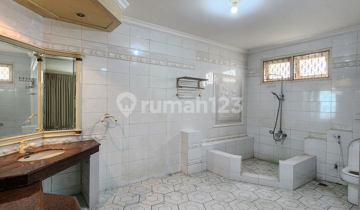 RUMAH MEWAH 2 LANTAI CLASSIC SIAP HUNI DI PONDOK INDAH Akses jalan 3 mobil, asri dan aman Security 24 jam 2