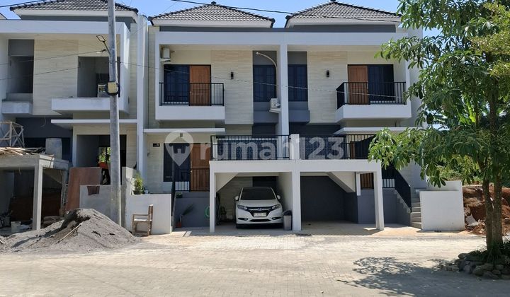 Cluster House with Mountain View in Banyumanik, Good SHM 1