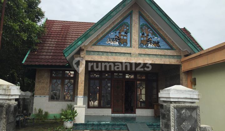 A Good and Well-Maintained House Near Gemolong Market with Spacious Land. 1