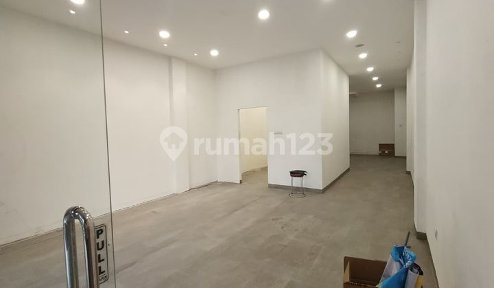 For rent: shop house facing main road in Tangerang, food and beverage retail business.