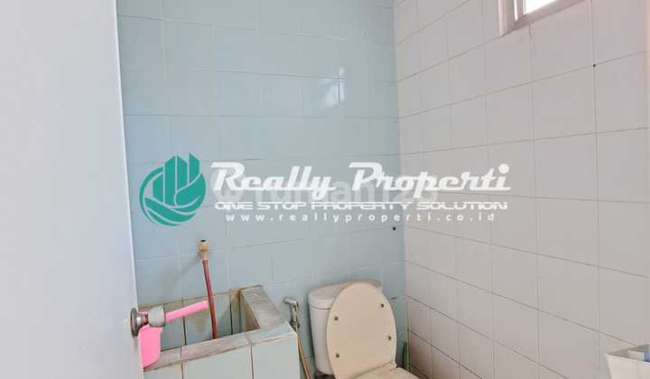 For sale, strategic shop house in a busy location in front of a residential complex in Jatiwarna, Pondok Melati, Bekasi. 2