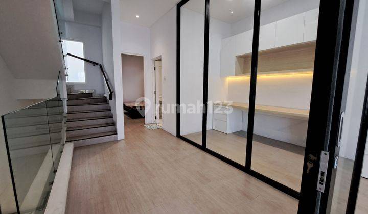 Rumah 3 Lantai Grand Puri Grisenda 10
