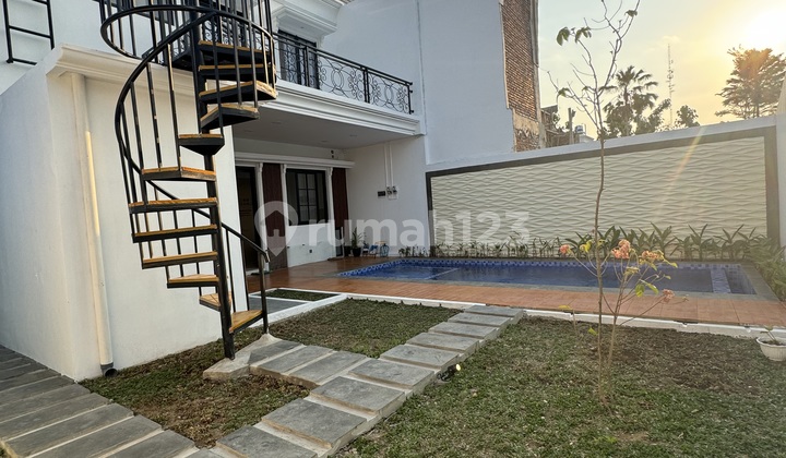 Hunian Mewah Jogja 2 Lantai American Classic di Jl Wates Km 8