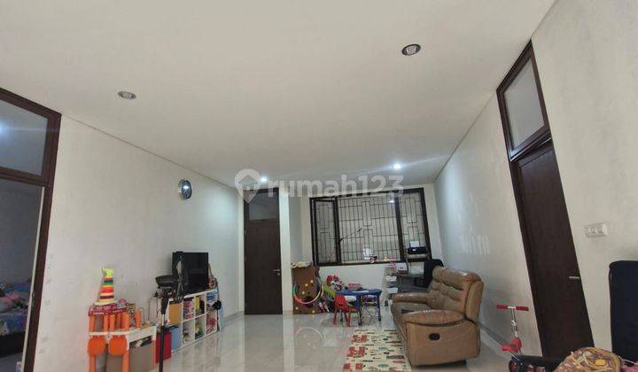 Rumah Semi Furnished Luas Bangunan 1100 di Jatinegara 2