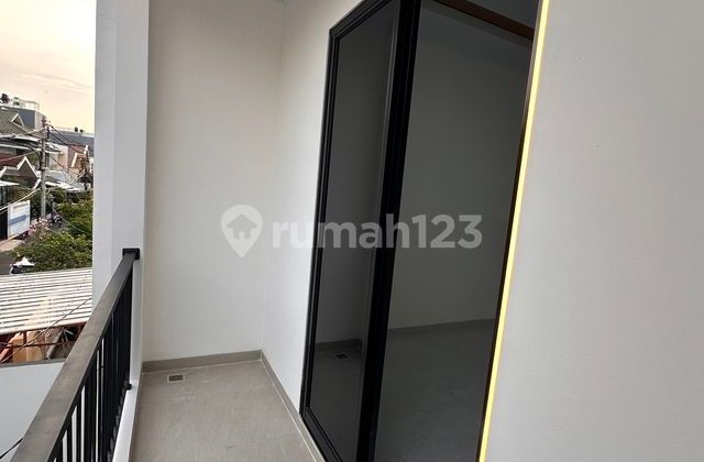 Rumah Baru, Sisa 1 Unit Banyak Promo, Lokasi Bagus di Daerah Duri Kepa