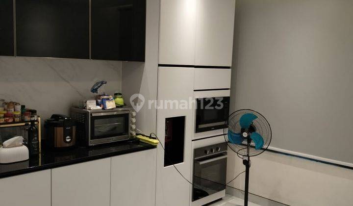 Rumah 3.5 Lantai Semi Furnished di Grisenda Pik 1