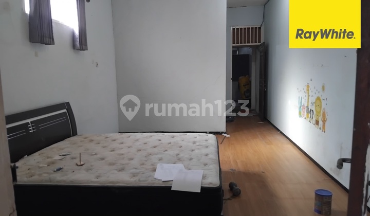 For Sale 2-Story House in Petemon Sidomulyo, Central Surabaya 1