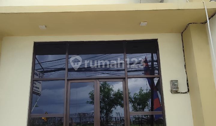 Nice Shop House on the Edge of Cireunde Road, Can Be Used as a Commercial Building Nice Shop House on the Edge of Cireunde Road, Can Be Used as a Commercial Building