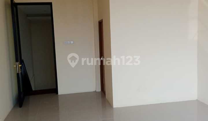 Nice Shop House on the Edge of Cireunde Road, Can Be Used as a Commercial Building Nice Shop House on the Edge of Cireunde Road, Can Be Used as a Commercial Building