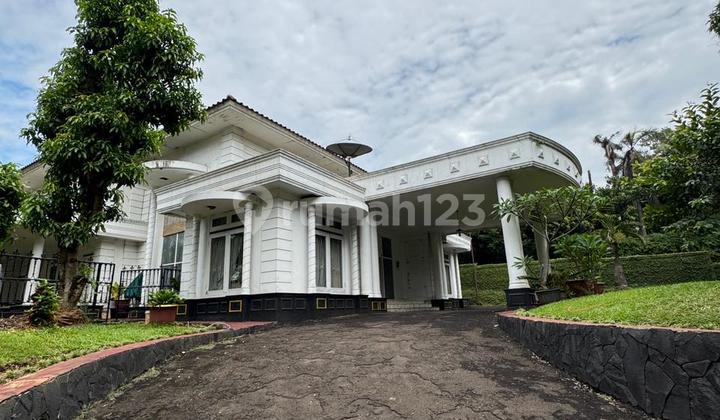 Rumah Mewah, Lokasi Bagus, Harga Istimewa, Ada Kolam Renang