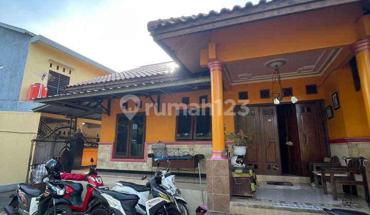 Hook House, Ready to Live In With a Spacious Front Yard 2