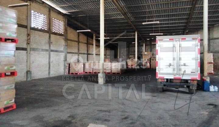 Clean Warehouse Distribution with Access to Pasirkoja Toll Road and Kopo Toll Road, Ready to Use.
