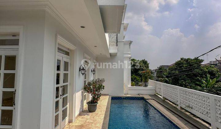 Rumah America Classic 2 Lantai Semi Furnished di Ampera 2