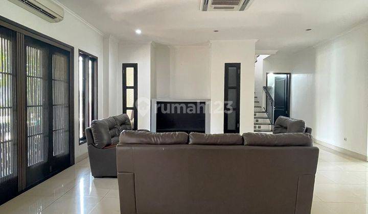 Rumah 2 Lantai Bagus Semi Furnished di Kemang, Jakarta Selatan 2