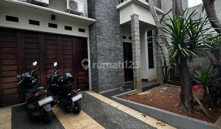 Dijual Rumah Modern Tropis 2 Lantai di Bangka Kemang, Jakarta Selatan. Hunian Siap Huni, Dengan 4 Kamar Tidur Dan 3 Kamar Mandi. Lokasi Strategis Dengan Akses Mudah. 1