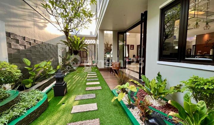 Dijual Rumah Mewah Modern Private Pool Hoek Taman di The Green