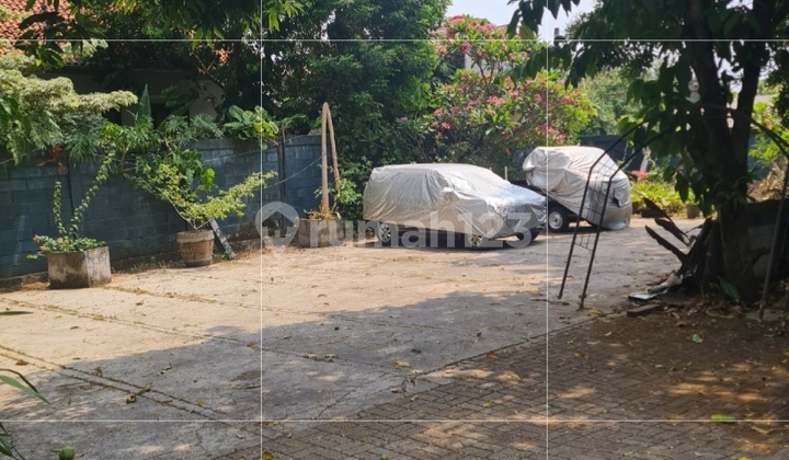 garasi/carport rumah dengan pekarangan sangat luas