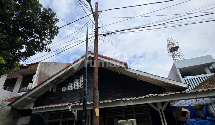 Rumah Lama Hitung Tanah di Lokasi Bagus dan Tenang