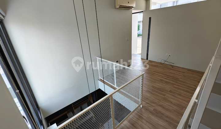 Dijual Rumah Strategis 3 Lantai Siap Huni di Serua, Tangsel 2