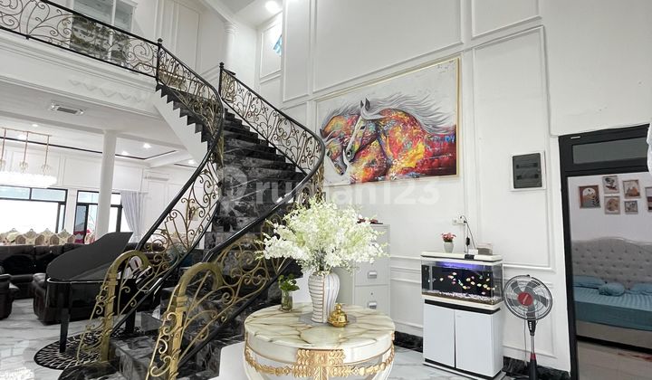 Rumah Mewah Full Furnished 2 Lantai dengan Luas 600 dan Bangunan 900 Siap Huni SHM Kolam Renang di Dalam