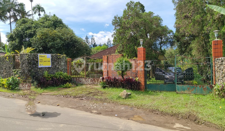 Dijual Villa dengan Halaman Luas dan Lokasi Strategis di Cisarua.