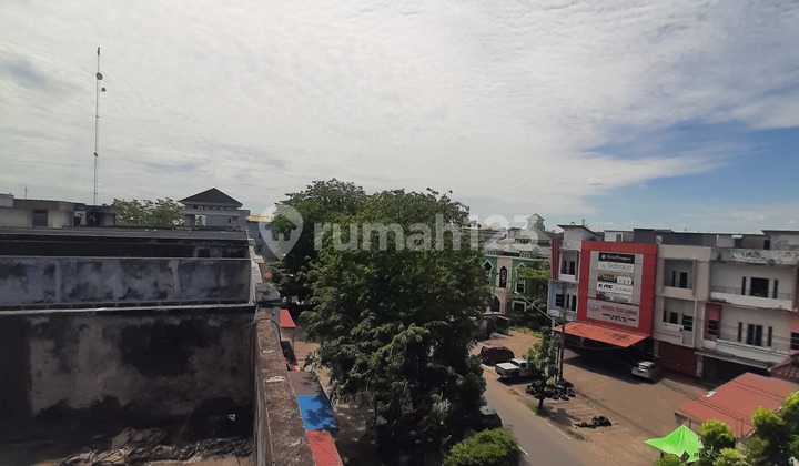 For Sale 3-Story Shop House + Concrete Roof Terrace On K.h.w. Hasyim Street Side 2