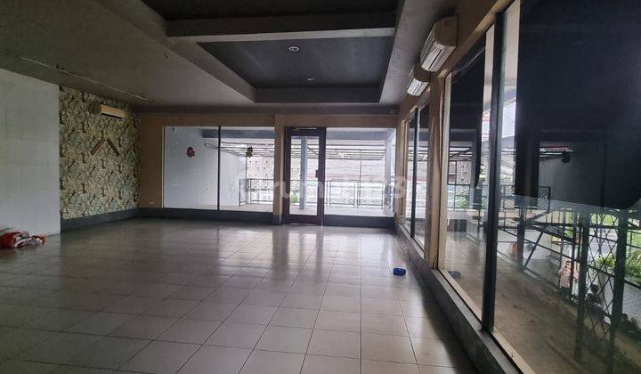 Tempat Usaha hoek 2,5 Lantai, lokasi strategis dipinggir jalan 2 arah lokasi meruya raya cocok untuk usaha kuliner, bengkel, kantor, usaha pendidikan, parkir luas. Sekitar lokasi banyak usaha kuliner dan sekolah,  2
