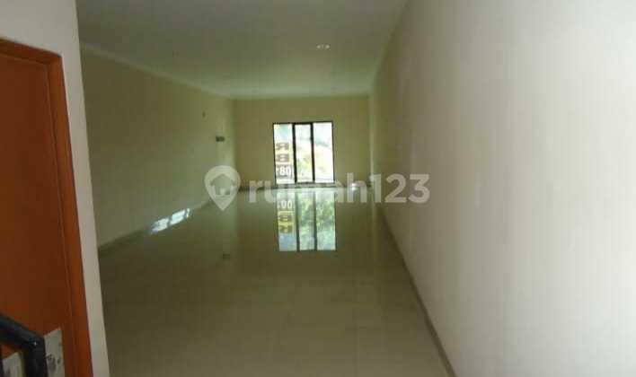 3-Storey Shophouse on Jl. Raya Pos Pengumben, Kebun Jeruk, West Jakarta, with SHM Certificate, South-Facing 2