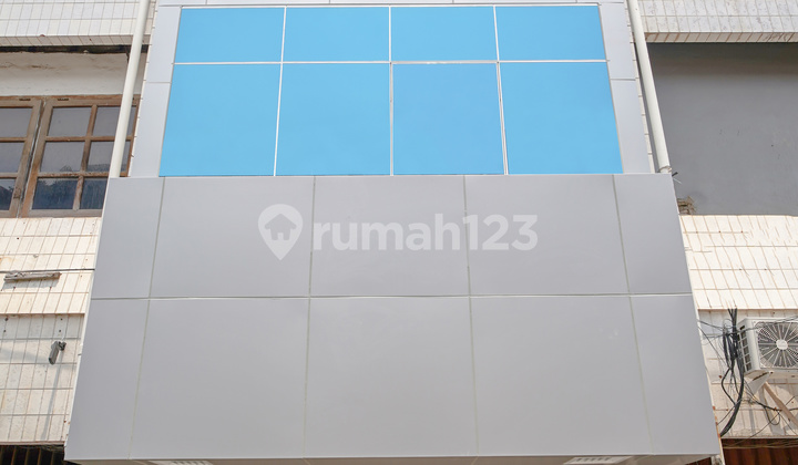Ruko Gandeng 4 Lantai, Siap Pakai, Lokasi Strategis untuk Kantor