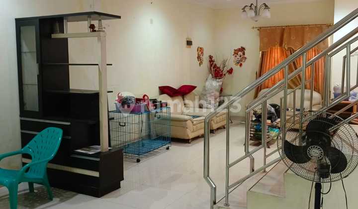 Rumah 3 Lantai di Mutiara Palem di Cengkareng SHM Hadap Timur