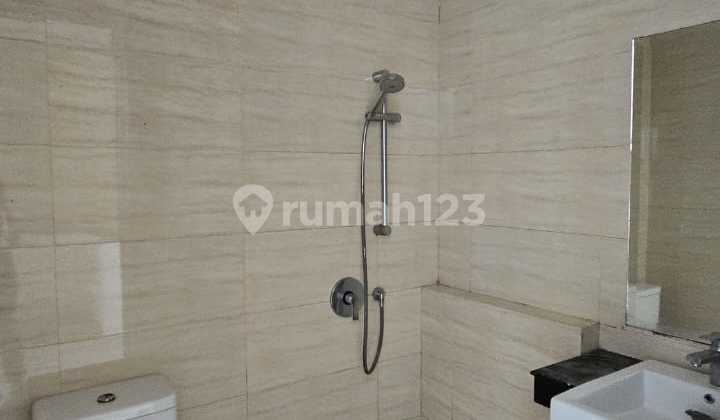 Rumah Cluster Amerika Latin, 2 Lantai Green Lake City Bagus SHM