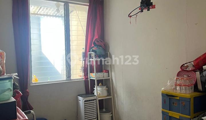 Rumah 2 Lantai Siap Huni di Green Court Cengkareng, Strategis, Bebas Banjir