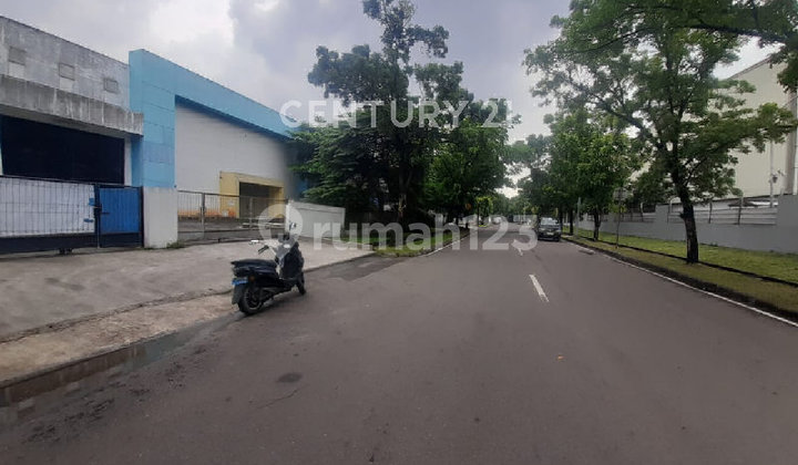 Warehouse in Jababeka Land Area 1,380 M² Strategic
