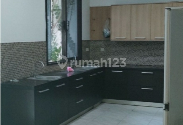 Ready to Occupy 6-Bedroom House in a Quiet, Comfortable, and Safe Neighborhood in Kemang 2