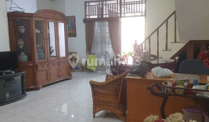 Comfortable Strategic 3-Bedroom House in Kebon Jeruk, West Jakarta 2
