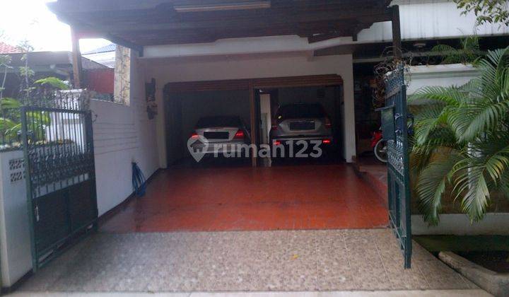 Rumah Bagus Klasik Lama 2 Lantai di Cempaka Semi Furnish Carport 4 Harga Nego Jakarta Pusat 2