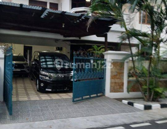 Rumah Bagus Klasik Lama 2 Lantai di Cempaka Semi Furnish Carport 4 Harga Nego Jakarta Pusat 1