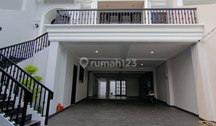 Luxury Classic House 3 Lantai + Rooftop & Kolam Renang Pribadi   2