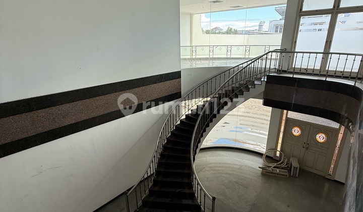 For Rent Luxurious 2-Story House * Imam Bonjol Street * Central Surabaya * Spacious Parking * Land Area 780 M2 +/- 15 X 52 M2 Building Area +/- 650 M2 || 2 Floors.* Features 1 Master Bedroom & 3 Small Bedrooms, 2nd Floor Has 1 Master Bedroom & 2 Large Bedrooms * Prestigious Location * Situated Among For Rent Luxurious 2-Story House * Imam Bonjol Street * Central Surabaya * Spacious Parking * Land Area 780 M2 +/- 15 X 52 M2 Building Area +/- 650 M2 || 2 Floors.* Features 1 Master Bedroom & 3 Small Bedrooms, 2nd Floor Has 1 Master Bedroom & 2 Large Bedrooms * Prestigious Location * Situated Among