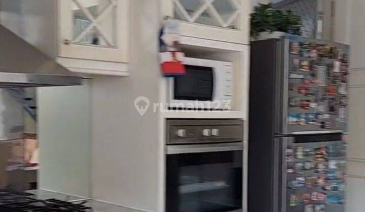 ruang makan rumah modern di simpang darmo