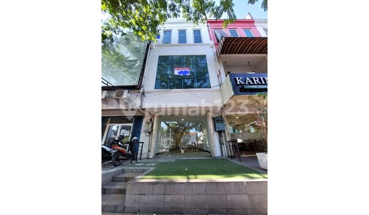 Disewa Ruko Sangat Strategis Depan Rs Siloam - Pusat Kota Surabaya - Jln. Karimun Jawa Lt 4,5 × 20 = 90 M² / Lb 291 M² / 3.5 Lantai /pln 13.200 Watt /pdam /cocok Untuk : Office, Bank, Cafe, Apotek, Mini Market, Dll. Harga Sewa Rp.160 Jt / Thn Ruko di jln  1