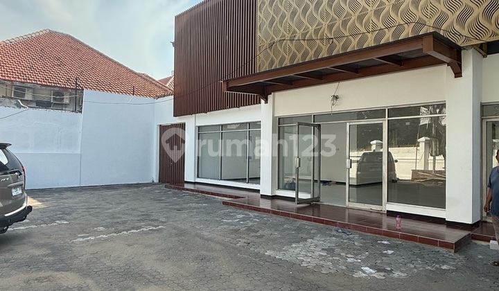 For Rent: Grand House Gubeng Central Surabaya, 869 m², Wide Parking Area
