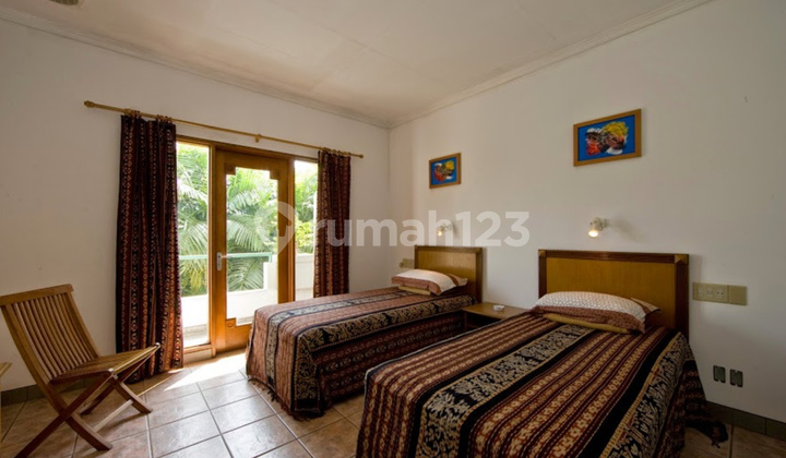 Tropical Nuansa 6-Storey Hotel in the Center of Surabaya City, 150 Meters from Darmo Main Road 1