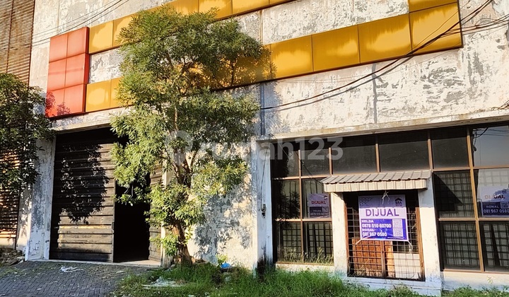 For Sale Warehouse with Concrete Floor * Tiara Jabon * Tambak Sawah - Sidoarjo Main Road Complex ▪️ Warehouse Area / Size 630 M² = 15 X 42 Concrete Floor ▪︎ HGB