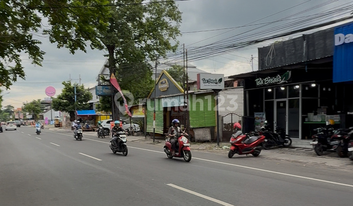 Strategic House in the Center of Mojokerto City, Jl Raden Wijaya, in line with Bank, Hotel, etc. House with SHM.